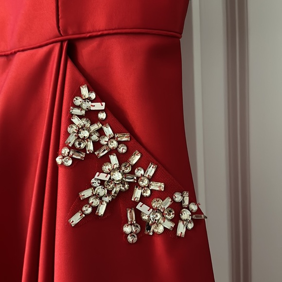 RED BEAUTIFUL PROM DRESS - Picture 4 of 5